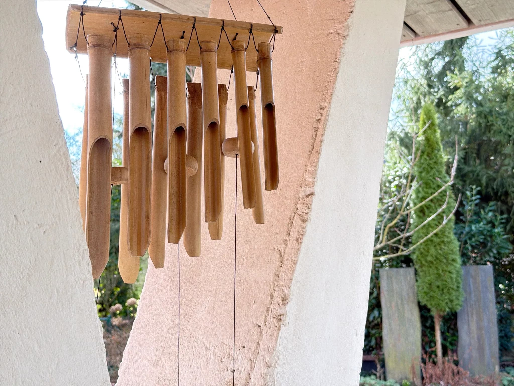 Windspiel aus Bambus im Garten.