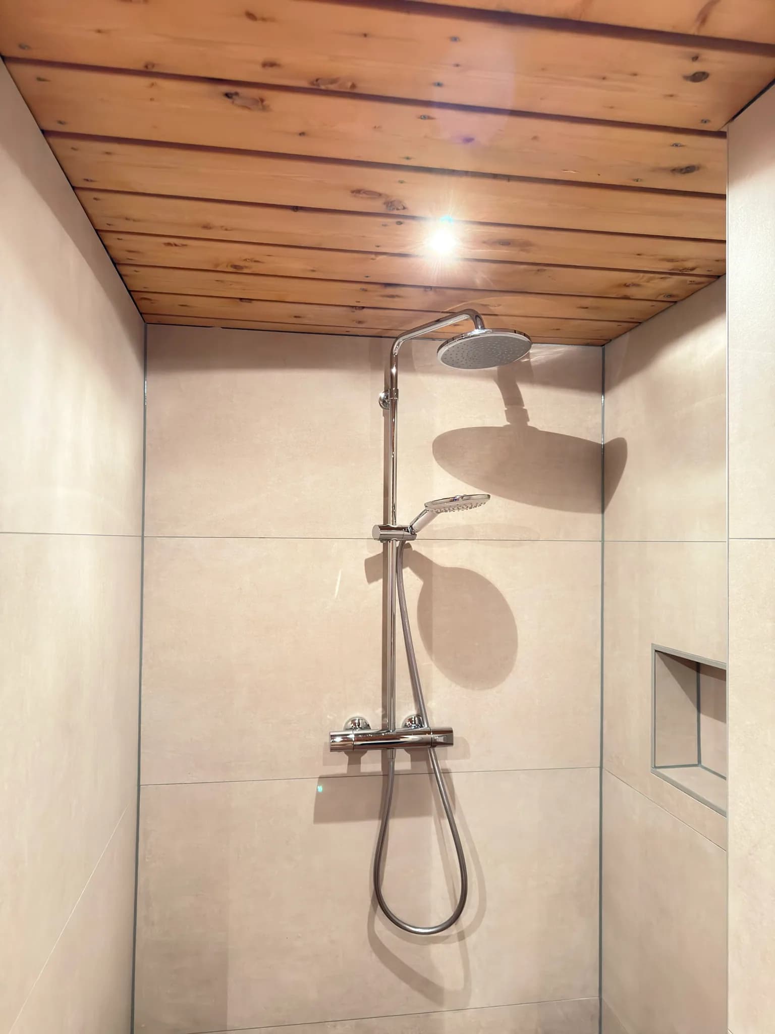 Modernes Badezimmer mit Dusche.